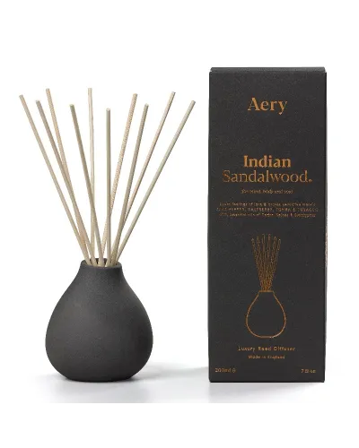 Diffusore di fragranze a bastoncini Aery Indian Sandalwood con note di sandalo, ambra e fava tonka.