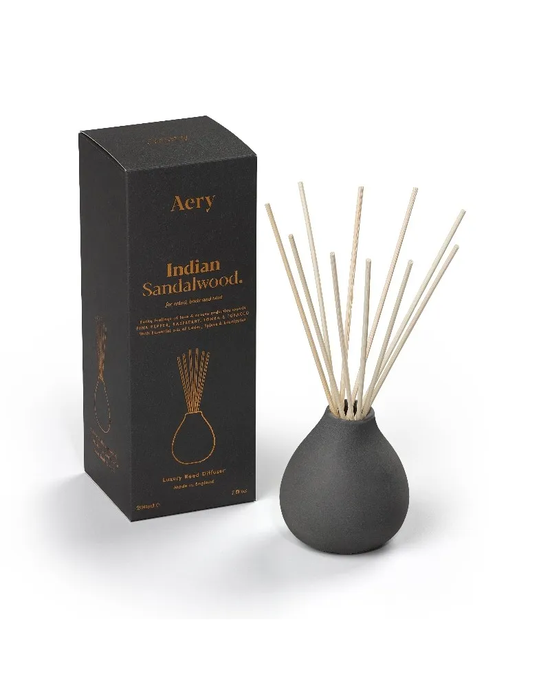 Diffusore di fragranze a bastoncini Aery Indian Sandalwood con note di sandalo, ambra e fava tonka.