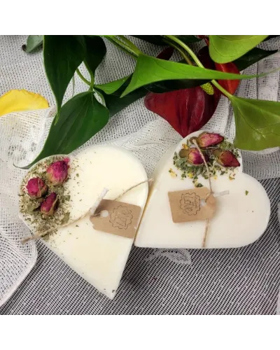 Candela profumata artigianale in cera di soia, decorata con boccioli di rosa.