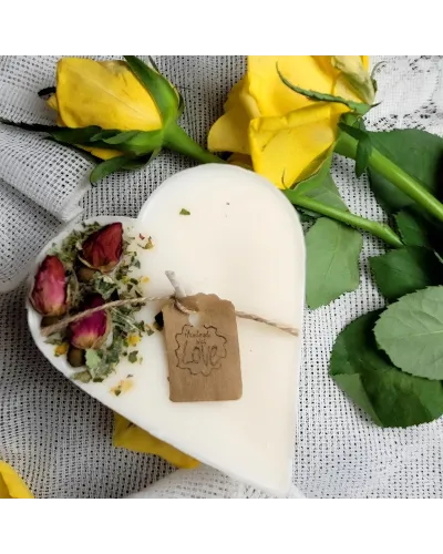 Candela profumata vegana in cera di soia – cuore romantico con rosa