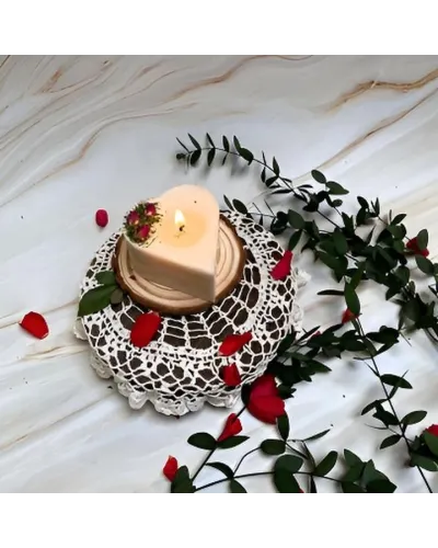 Piccola candela a cuore con decorazioni botaniche – lavanda o vaniglia