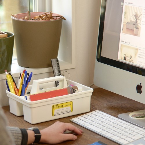 organizer compatto ispirato alla cassetta degli attrezzi per tenere in ordine oggetti di uso quotidiano