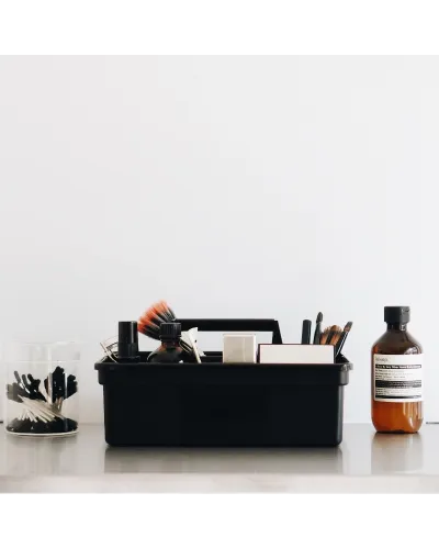 organizer compatto ispirato alla cassetta degli attrezzi per tenere in ordine oggetti di uso quotidiano