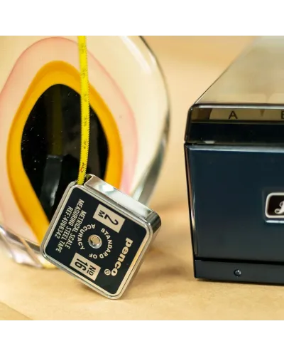 Penco, Metro tascabile in acciaio inox con design compatto e colori rétro