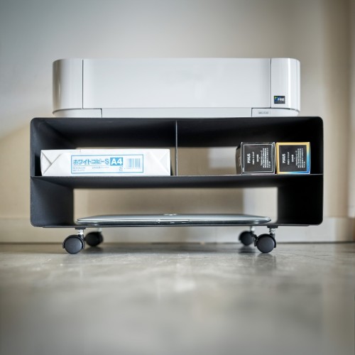 supporto per stampanti Yamazaki con una struttura solida e un’estetica minimalista