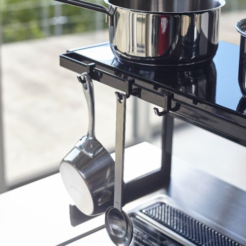 Ottimizza lo spazio in cucina con la mensola estensibile TOWER di Yamazaki