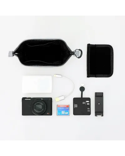 Pochette imbottita con ampia apertura, tasche in rete e divisorio removibile