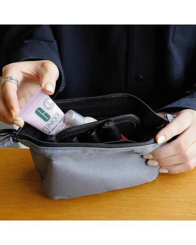 La Pochette Soft Gadget S di nähe è un organizer compatto e imbottito per accessori tech, viaggio e cosmetici