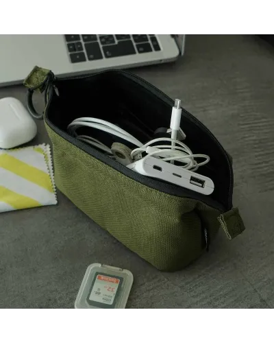 Pochette imbottita con ampia apertura, tasche in rete e divisorio removibile