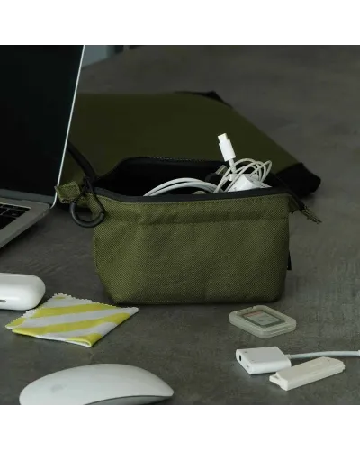 Pochette imbottita con ampia apertura, tasche in rete e divisorio removibile