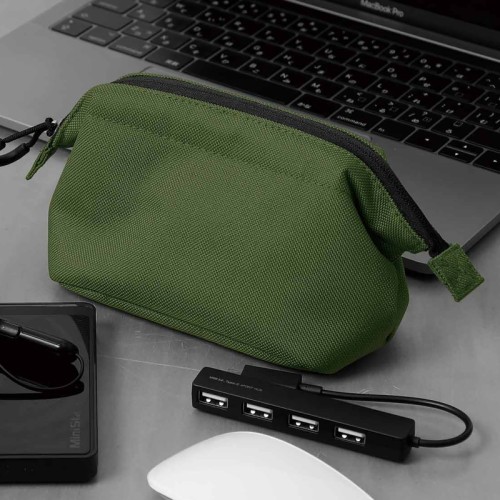 Pochette imbottita con ampia apertura, tasche in rete e divisorio removibile