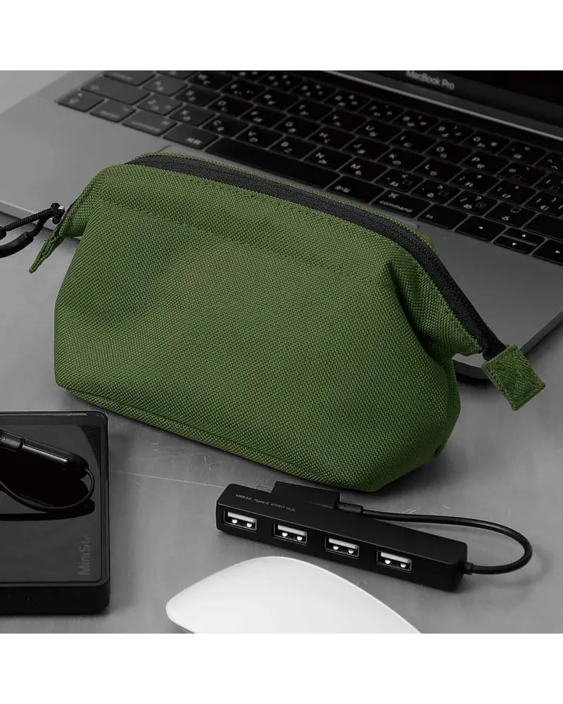 Pochette imbottita con ampia apertura, tasche in rete e divisorio removibile