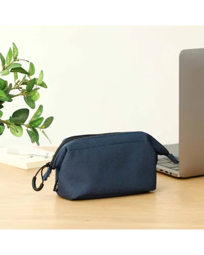 La Pochette Soft Gadget S di nähe è un organizer compatto e imbottito per accessori tech, viaggio e cosmetici