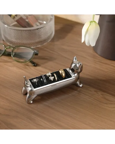 Cute cat-shaped ring holder in polished metal