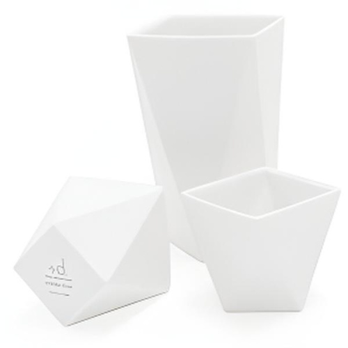 set da sakè giapponese in porcellana bianca composto da una bottiglia e due tazze