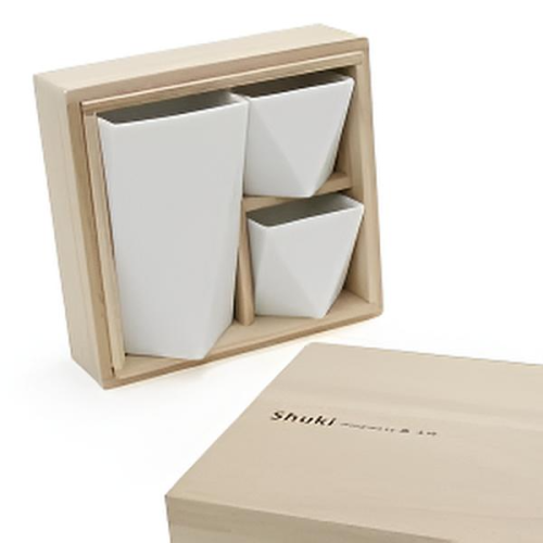 set da sakè giapponese in porcellana bianca composto da una bottiglia e due tazze