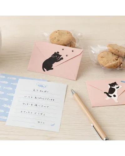 set di cancelleria giapponese per lettere decorato con un gatto che sigilla la busta