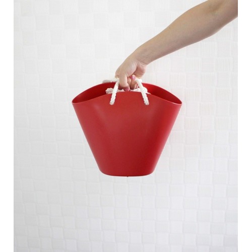 Practical and resistant storage basket