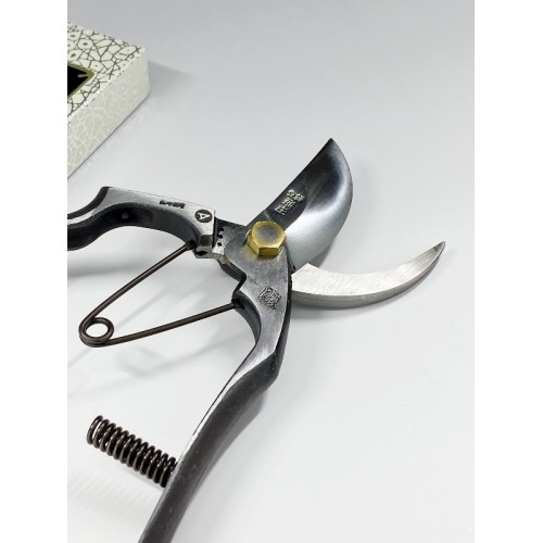 Tobisho pruning shears guarantee a clean and precise cut of the branch without crushing and injuries to the bark