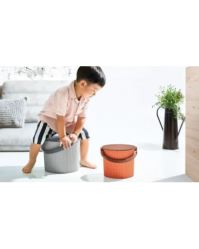Secchiello multiuso: portaoggetti, sgabello per casa e ufficio