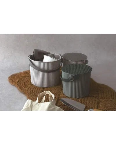 Storage container with lid