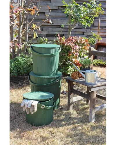 Stackable storage box with lid