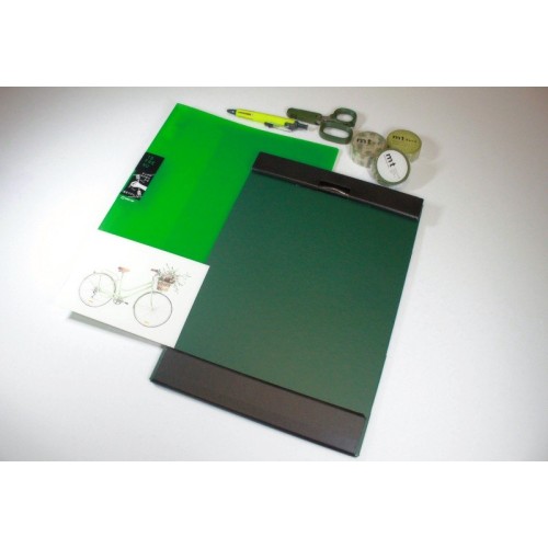 Vertical A4 document holder with magnetic flaps