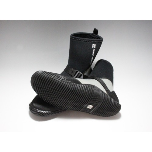 Boots with elastic and waterproof upper part, rubber soles with exceptional grip