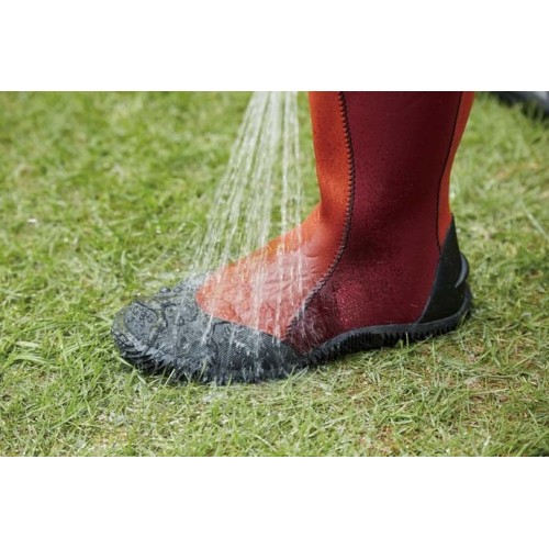 Stivali impermeabili in gomma comodi per camminare attraverso l'erba bagnata o le città piovose