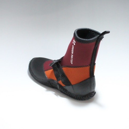 Waterproof boots with rubber reinforcement applied on the toe and heel