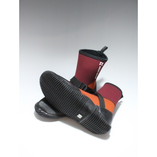Boots with elastic and waterproof upper part, rubber soles with exceptional grip