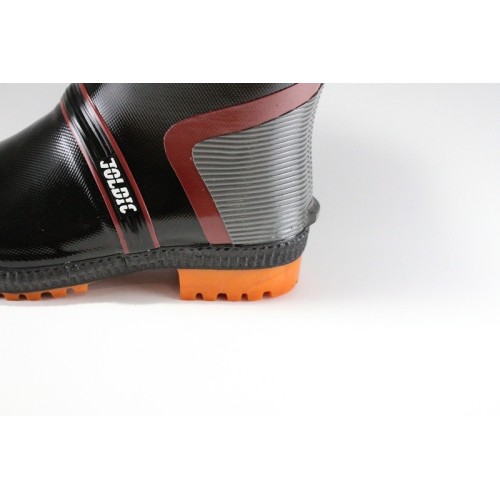 A small rubber protrusion on the heel makes it easy to put on and take off these waterproof boots