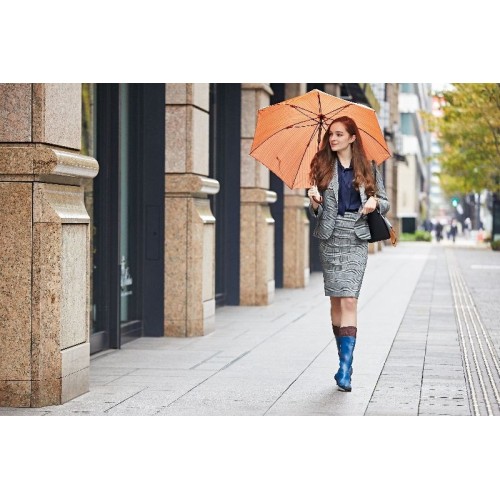 Flexible waterproof rubber boots with sole that supports the heels for a secure footing and excellent grip while walking