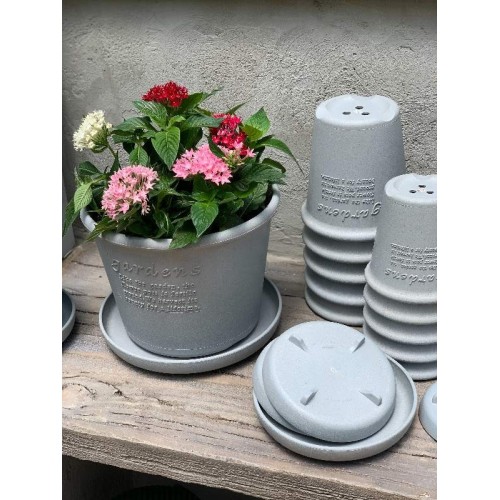 In our pots and saucers we use ecological plastic and wood shavings or recycled paper: perfect for your passion for gardening!