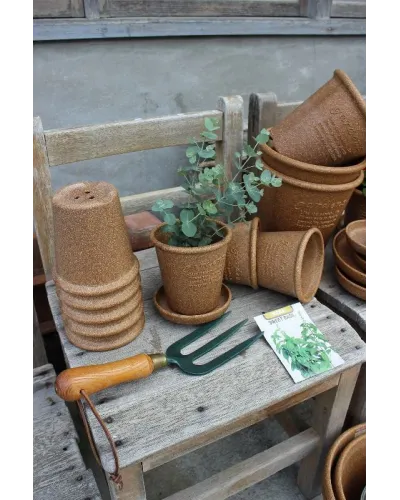 Hachiman plastic pot with saucer for plants and flowers