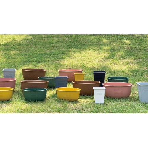 In our planters we use ecological plastic and wood shavings or recycled paper: perfect for gardening!