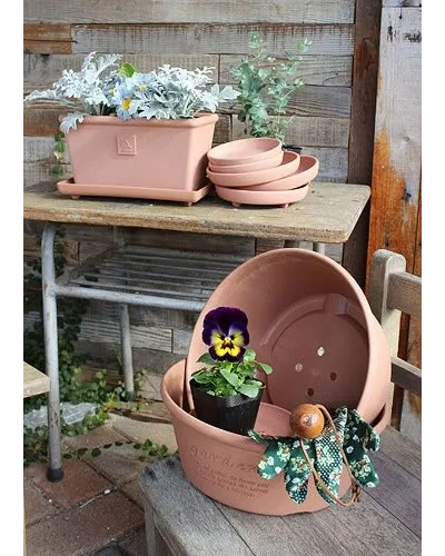 fioriera Hachiman in plastica con sottovaso per piante e fiori