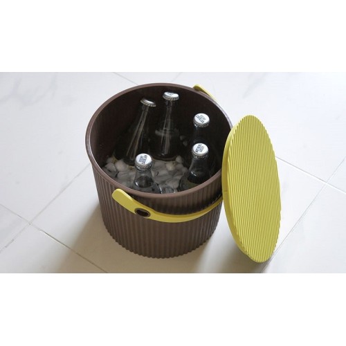Stackable storage box with lid