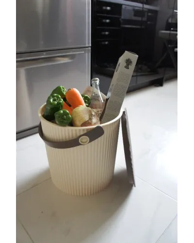 Storage container with lid