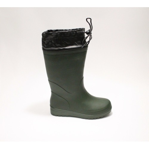 Waterproof boots with closure to prevent the entry of mud, dust and rain