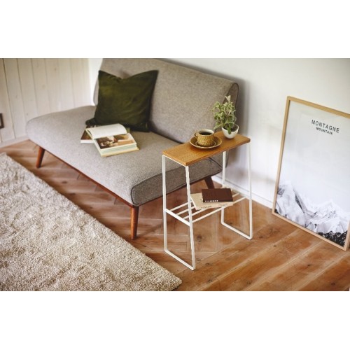 tavolino dal design scandinavo che unisce acciaio e legno naturale