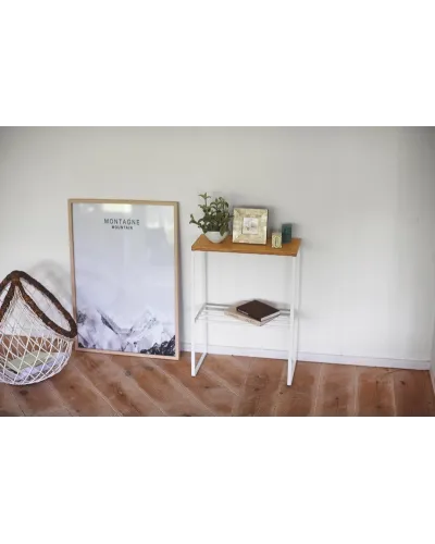 tavolino dal design scandinavo che unisce acciaio e legno naturale