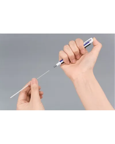 Portagomma a forma di penna dal design compatto con la punta tonda diametro 2,3mm per le correzioni di precisione.