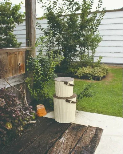 Secchio impilabile e utilizzabile come contenitore dotato di coperchio