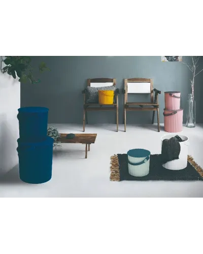 Storage container with lid