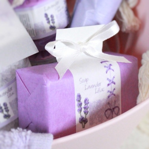 Set regalo da bagno: cosmetici artigianali con ingredienti naturali idratanti al profumo di lavanda