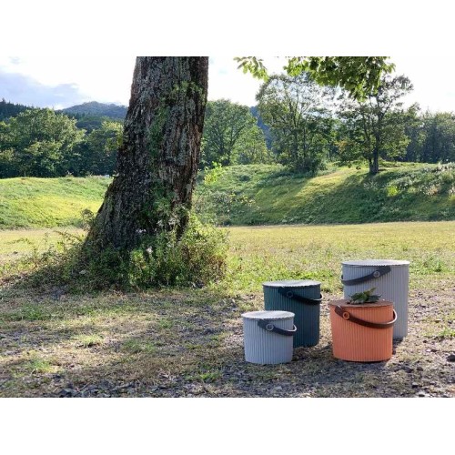 Secchiello multiuso: portaoggetti, sgabello per casa e ufficio