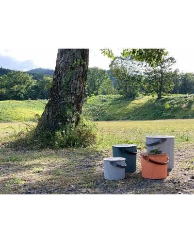 Secchiello multiuso: portaoggetti, sgabello per casa e ufficio