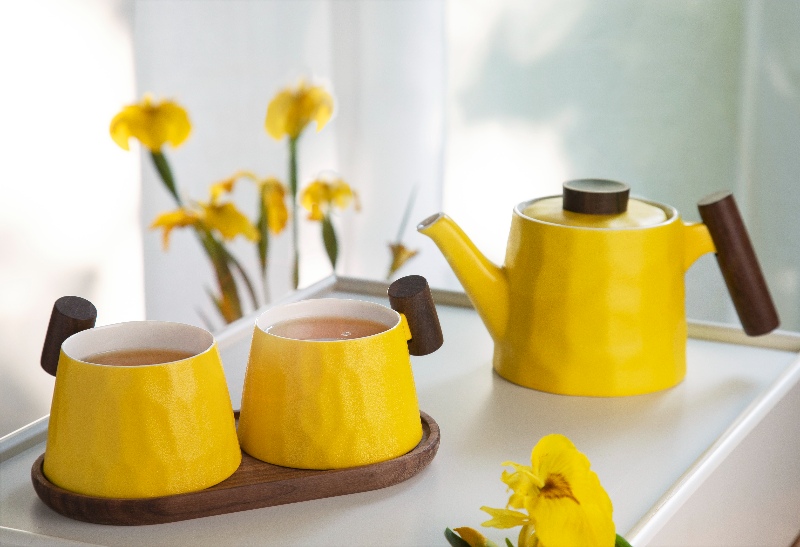 Cups in Fine Bone China handmade porcelain: Modern design with retro style, warm and relaxing colors. High quality processing.