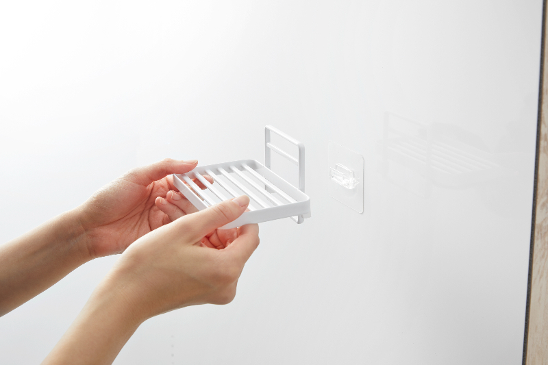 Practical tool-free installation rack for bathroom